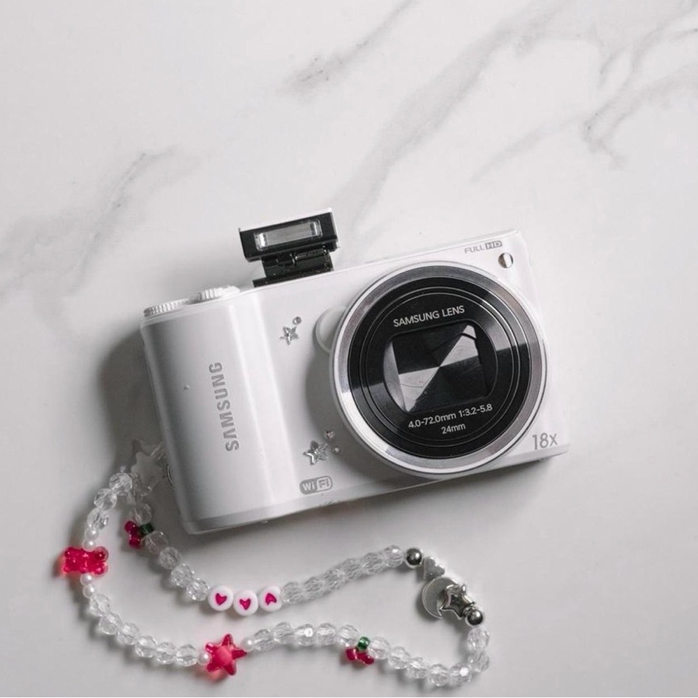 Samsung White Digital Camera with Black Lens